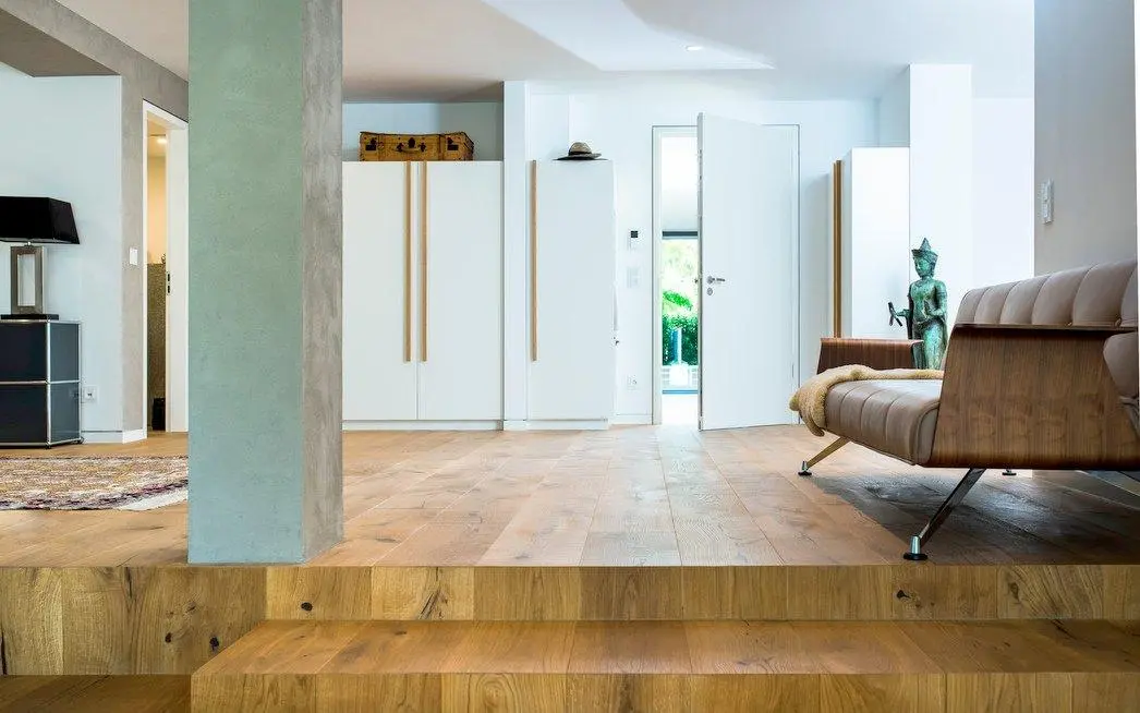 Maßgefertigte Treppenstufen aus Holz