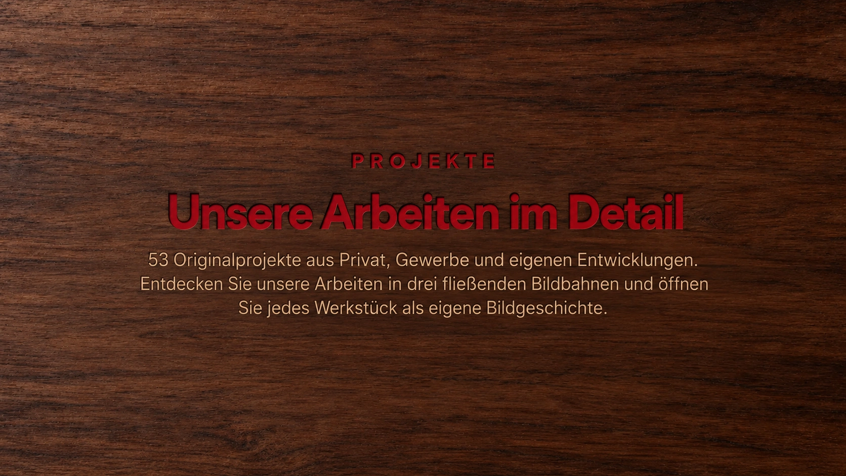 Dunkle Walnussplatte mit scharf eingefräster, mattrot ausgelegter Schrift: Projekte – unsere Arbeiten im Detail